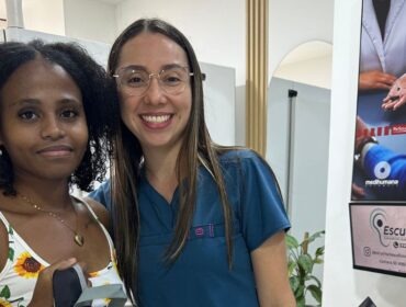 paciente feliz con audifono personalizado
